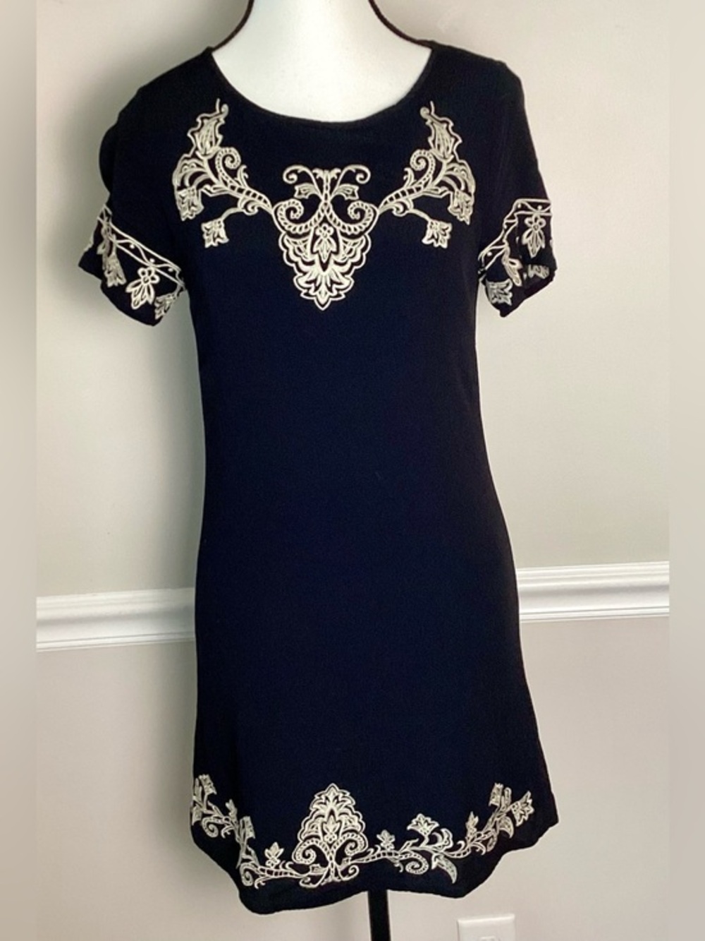 Lulu’s Boho Tale to Tell Black Embroidered Shift Mini Dress Lined Size XS